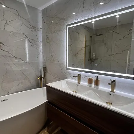 Elegant Air-conditioned Near The شقة *