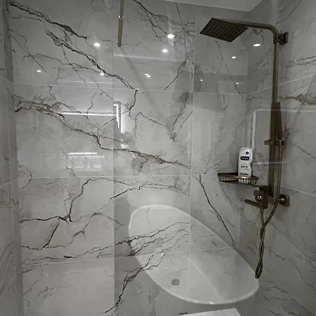 Elegant Air-conditioned Near The شقة أنتيب