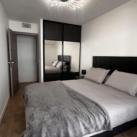 Elegant Air-conditioned Near The شقة